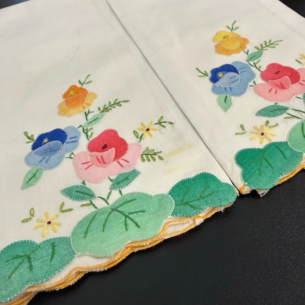 Vintage Towels Embroidered Appliqué Floral Cotton Set of 2
